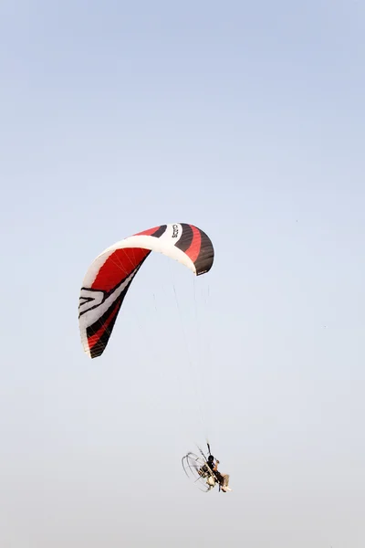 Colorful hang glider in sky — Stock Photo, Image