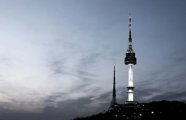 Bela vista noturna da torre Namsan — Fotografia de Stock