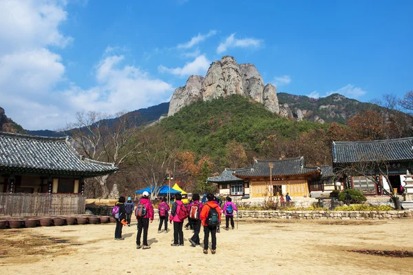 Turistas em belas montanhas Juwangsan — Fotografia de Stock