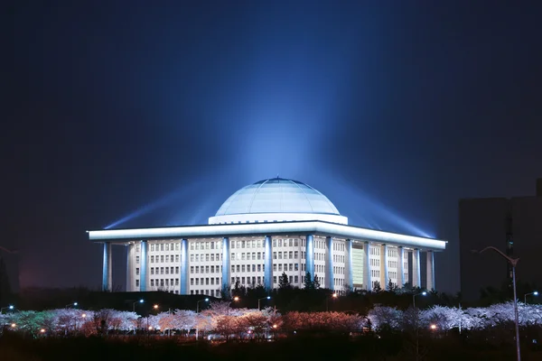 Wgląd nocy yeouido Zgromadzenia Narodowego Korei, budynek — Zdjęcie stockowe