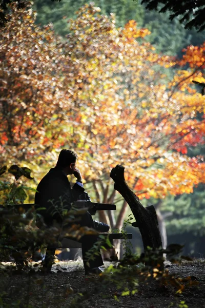 Człowiek na ławce w parku — Zdjęcie stockowe