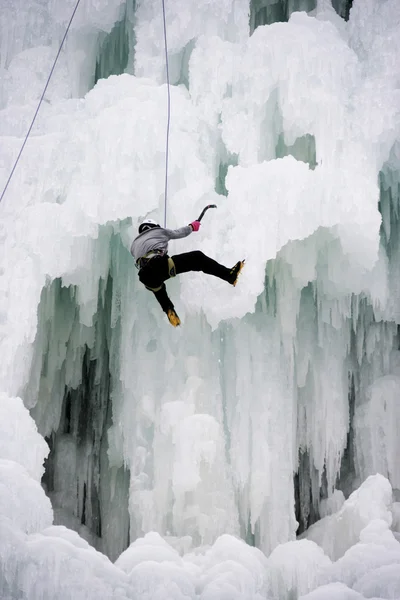 Ice climbing — Stock Photo, Image