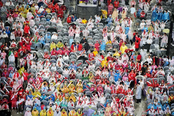 Animando a la multitud — Foto de Stock