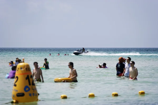 Menschen ruhen und baden auf der wunderschönen Insel Jeju am südkoreanischen Strand Hyeopjae — Stockfoto