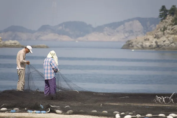 Pescadores preparando redes de pesca —  Fotos de Stock