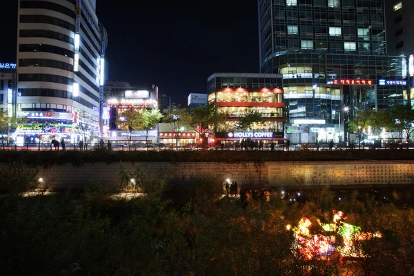 Noční pohled na cheonggyecheon — Stock fotografie