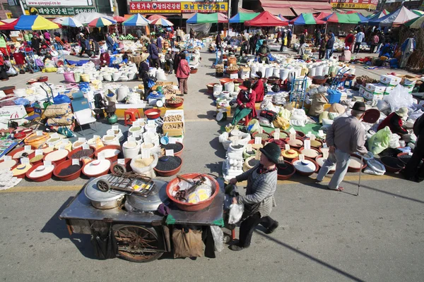 Люди на рынке — стоковое фото