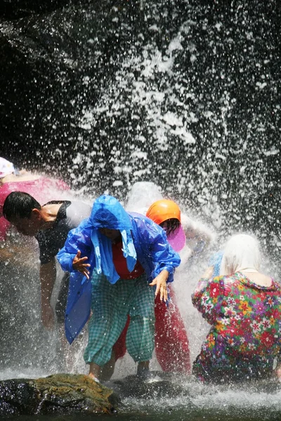Les gens nagent aux chutes de Surak — Photo