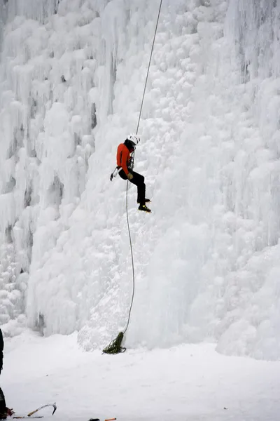 Escalada en hielo — Foto de Stock