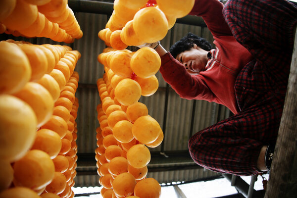 Сушеная хурма на деревенском рынке
