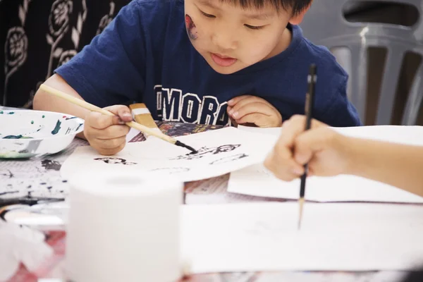 Enfants engagés dans un travail créatif au Festival de poterie — Photo