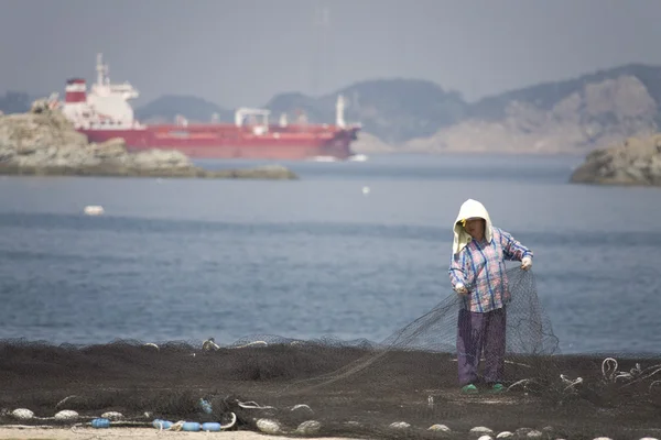 Pêcheurs préparant des filets de pêche — Photo