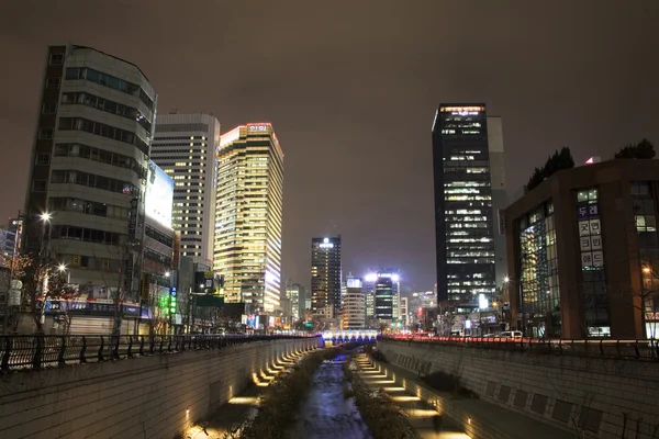 Ночной вид на Чхонгэчхон в Сеуле в Южной Корее — стоковое фото