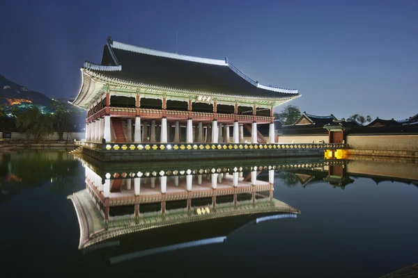 Vista notturna del Palazzo Gyeongbokgung in Corea del Sud — Foto Stock