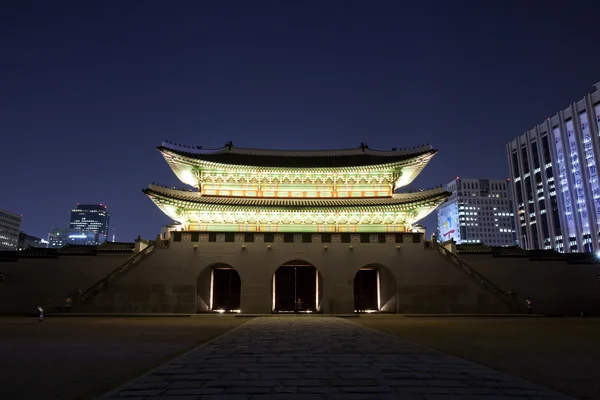 Ночной вид на дворец Кёнбокгун в Южной Корее — стоковое фото