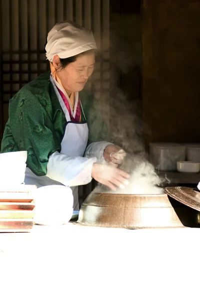 Koreaanse vrouw koks sujebi — Stockfoto