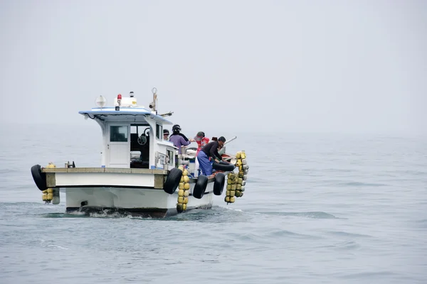 Menschen, die mit dem Boot tongyeong somaemuldo reisen — Stockfoto