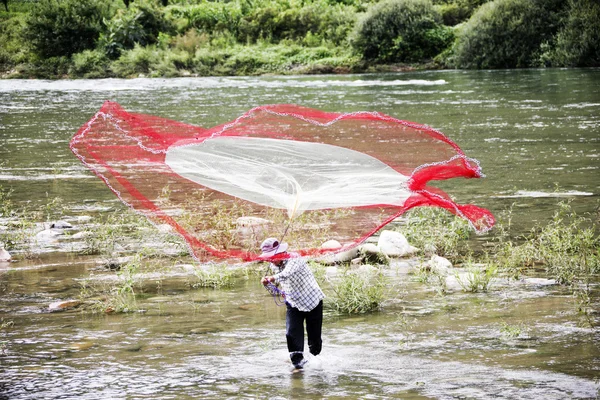 Pescador pone redes de pesca — Foto de Stock
