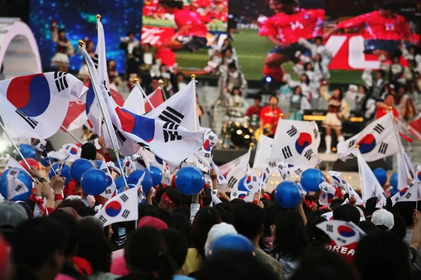 Cheering crowd — Stock Photo, Image