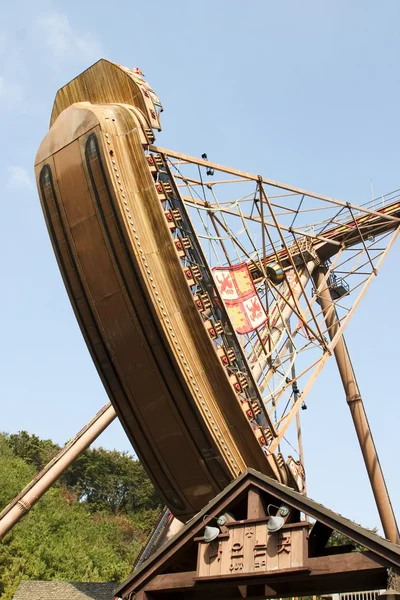 La gente monta en un barco grande en el parque de atracciones — Foto de Stock