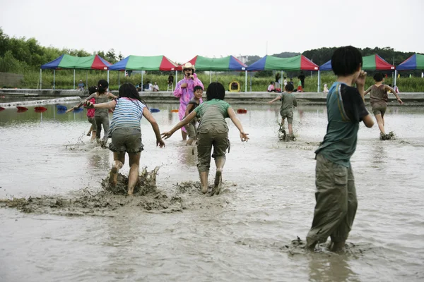 祭りの期間中、水で遊ぶ子供たち — ストック写真