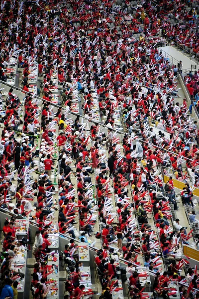 Animando a la multitud — Foto de Stock