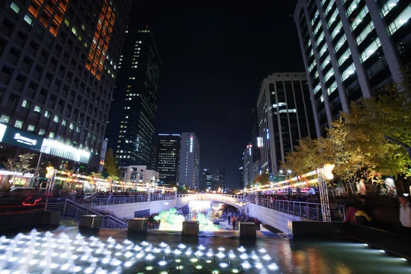 Una bella vista notturna di Cheonggyecheon Seoul — Foto Stock