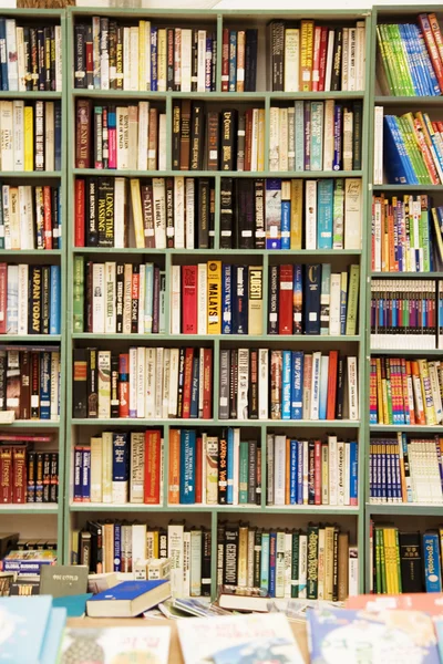 Muchos libros y revistas en la librería — Foto de Stock