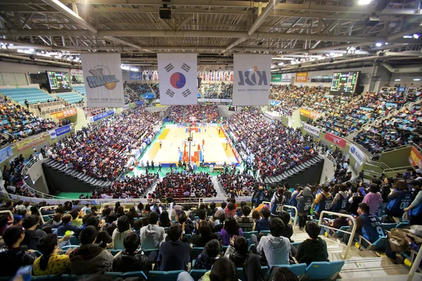 Arena de baloncesto deportivo durante el juego —  Fotos de Stock
