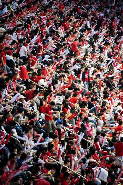 Cheering crowd — Stock Photo, Image