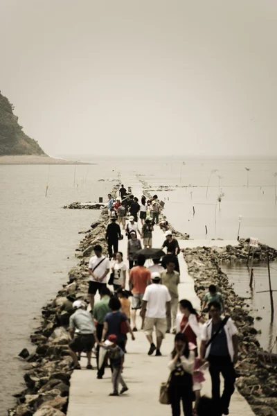 Menschen im Hafen von Jeongok — Stockfoto