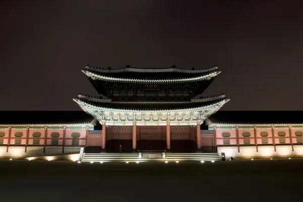 Natt syn på den gamla palace deoksugung — Stockfoto