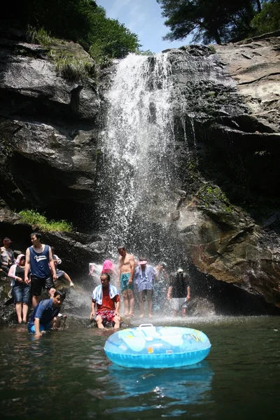 La gente nuota alle cascate Surak — Foto Stock