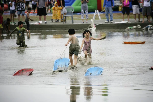 Festival boyunca suda oynayan çocuklar — Stok fotoğraf