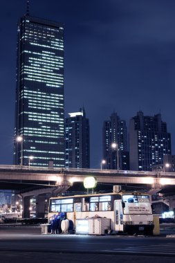 Bina ve otobüs durağı güzel gece görünümü