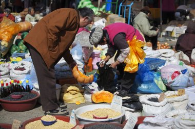 geleneksel bir pazarın içinde güney korea