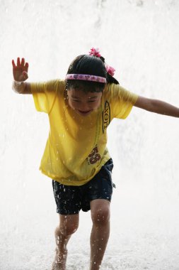 Çocuklar eğleniyor kare çeşme