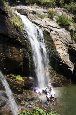 insanlar surak falls adlı yüzmek