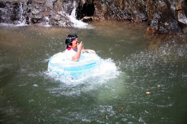 insanlar surak falls adlı yüzmek