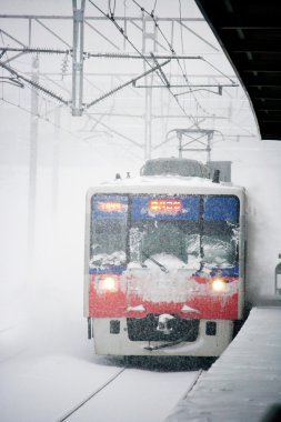 tren istasyonunda kış aylarında gelen