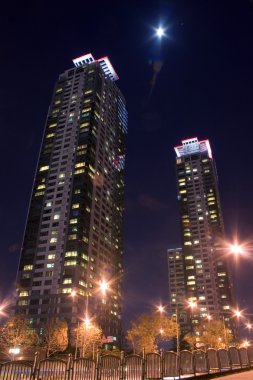 binaların güzel gece görünümü