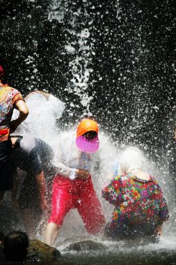 insanlar surak falls adlı yüzmek
