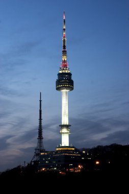 namsan kule çok güzel gece görünümü
