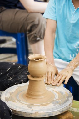 Seramik Festivali yaratıcı çalışma yapan çocuk