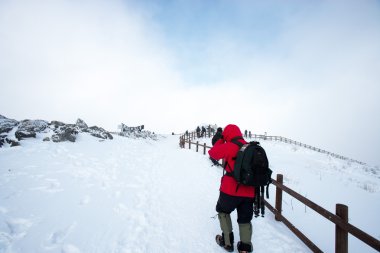 persone al deogyusan national park in inverno