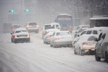 karlı yollarda trafik fırtına