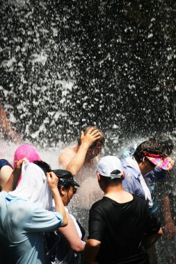 insanlar surak falls adlı yüzmek