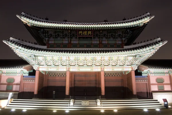 Nacht uitzicht op het oude paleis deoksugung — Stockfoto