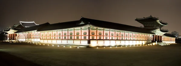 Vista noturna do antigo palácio Deoksugung — Fotografia de Stock