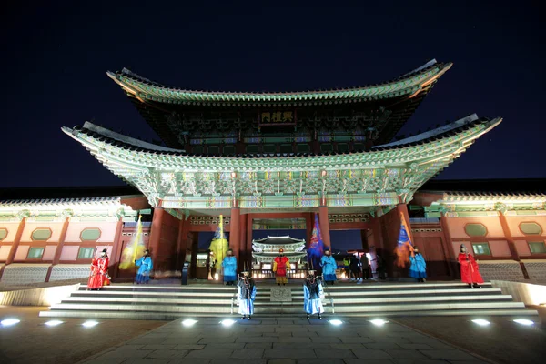 Vista notturna del Palazzo Gyeongbokgung in Corea del Sud — Foto Stock